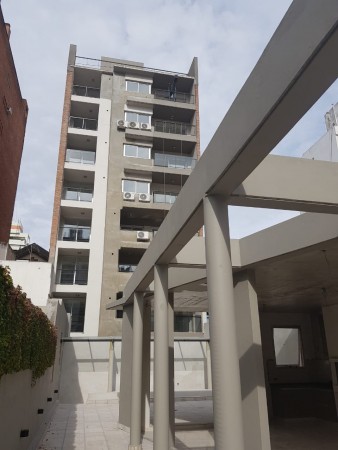 VENTA DEPARTAMENTO Semipiso 2 dormitorios con cochera. Balcon y patio. Amenities - Jujuy 1600