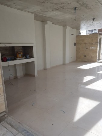 VENTA DEPARTAMENTO Semipiso 2 dormitorios con cochera. Balcon y patio. Amenities - Jujuy 1600