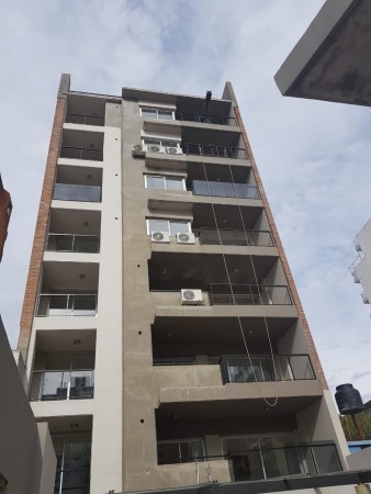 VENTA DEPARTAMENTO Semipiso 2 dormitorios con cochera. Balcon y patio. Amenities - Jujuy 1600