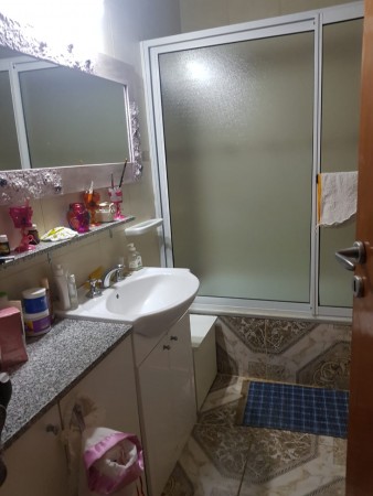 VENTA Casa al frente. Reciclada a nueva. Dos dormitorios, Quincho. Jardin. Parrillero.  Castellanos 2100 FINANCIACION