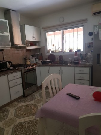 VENTA Casa al frente. Reciclada a nueva. Dos dormitorios, Quincho. Jardin. Parrillero.  Castellanos 2100 FINANCIACION