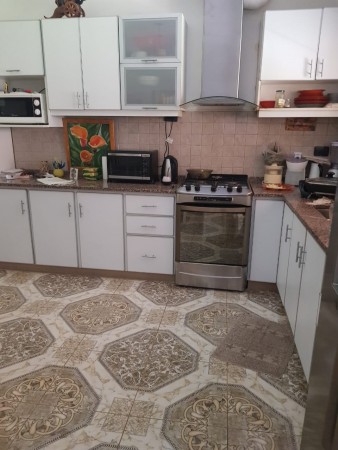 VENTA Casa al frente. Reciclada a nueva. Dos dormitorios, Quincho. Jardin. Parrillero.  Castellanos 2100 FINANCIACION