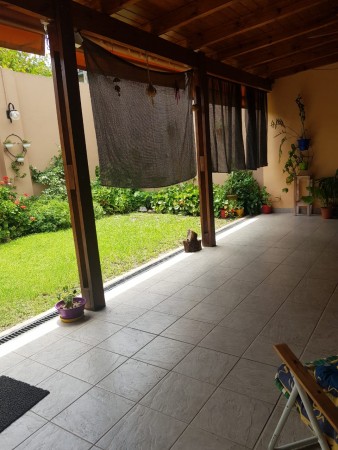 VENTA Casa al frente. Reciclada a nueva. Dos dormitorios, Quincho. Jardin. Parrillero.  Castellanos 2100 FINANCIACION