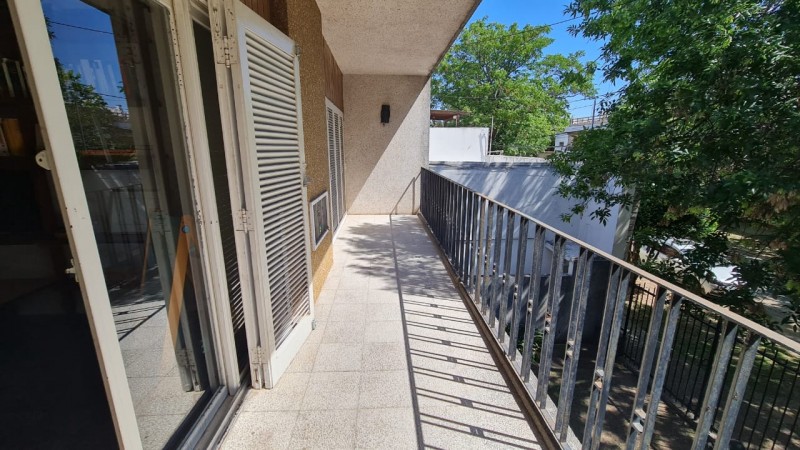 EN VENTA Importante CASA AL FRENTE en DOS PLANTAS - 3 DORMITORIOS - Patio, jardin - Callao 3300