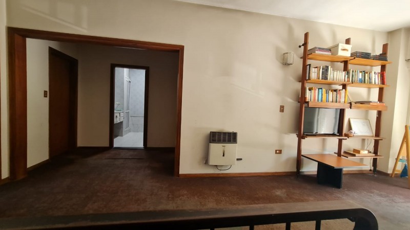 EN VENTA Importante CASA AL FRENTE en DOS PLANTAS - 3 DORMITORIOS - Patio, jardin - Callao 3300