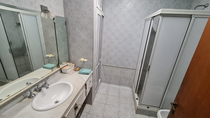 EN VENTA Importante CASA AL FRENTE en DOS PLANTAS - 3 DORMITORIOS - Patio, jardin - Callao 3300