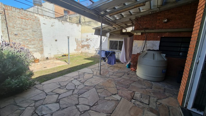 EN VENTA Importante CASA AL FRENTE en DOS PLANTAS - 3 DORMITORIOS - Patio, jardin - Callao 3300