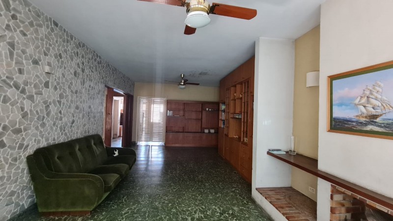 EN VENTA Importante CASA AL FRENTE en DOS PLANTAS - 3 DORMITORIOS - Patio, jardin - Callao 3300