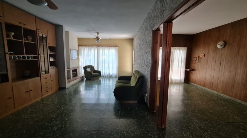 EN VENTA Importante CASA AL FRENTE en DOS PLANTAS - 3 DORMITORIOS - Patio, jardin - Callao 3300