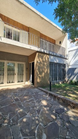 EN VENTA Importante CASA AL FRENTE en DOS PLANTAS - 3 DORMITORIOS - Patio, jardin - Callao 3300