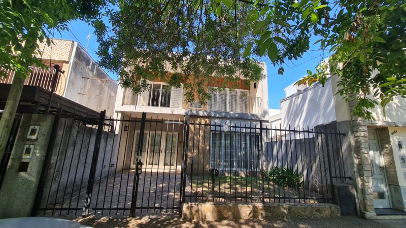 EN VENTA Importante CASA AL FRENTE en DOS PLANTAS - 3 DORMITORIOS - Patio, jardin - Callao 3300