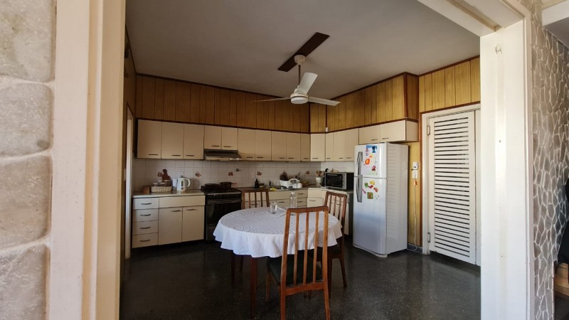 EN VENTA Importante CASA AL FRENTE en DOS PLANTAS - 3 DORMITORIOS - Patio, jardin - Callao 3300