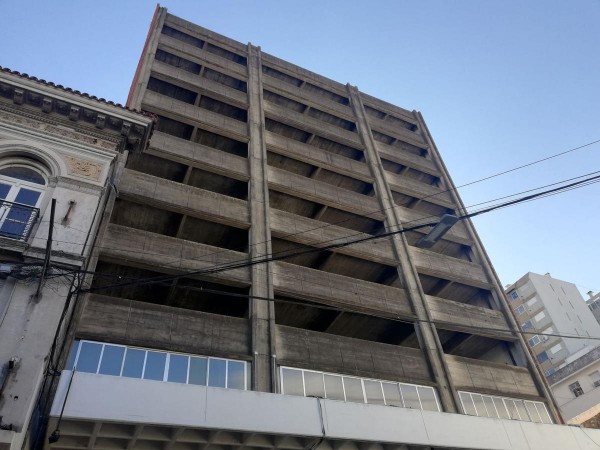 VENTA INTERESANTE OPORTUNIDAD COCHERA CENTRICA - Sarmiento y Rioja