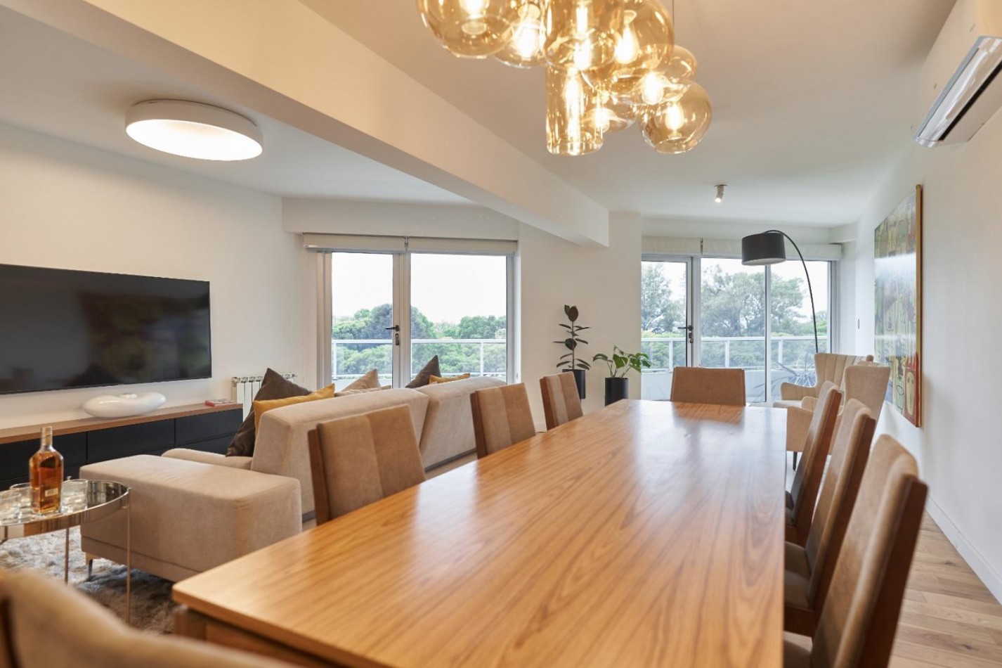 VENTA - Piso exclusivo. Dos dormitorios.  Vista franca al rio.  Amplio balcon corrido.  Amenities. Cochera.  BARRIO MARTIN. ENTREGA INMEDIATA