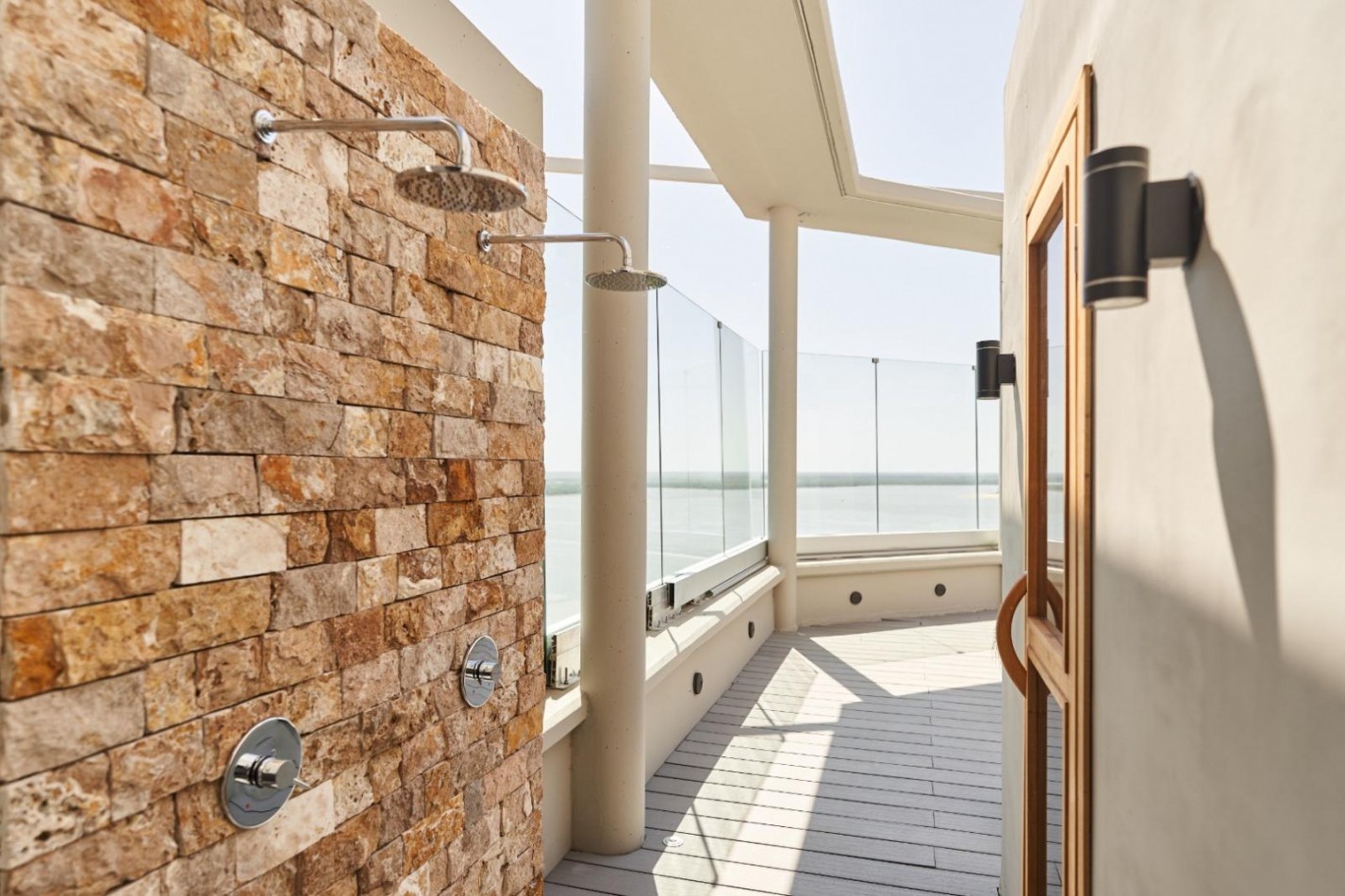 VENTA - Piso exclusivo. Dos dormitorios.  Vista franca al rio.  Amplio balcon corrido.  Amenities. Cochera.  BARRIO MARTIN. ENTREGA INMEDIATA