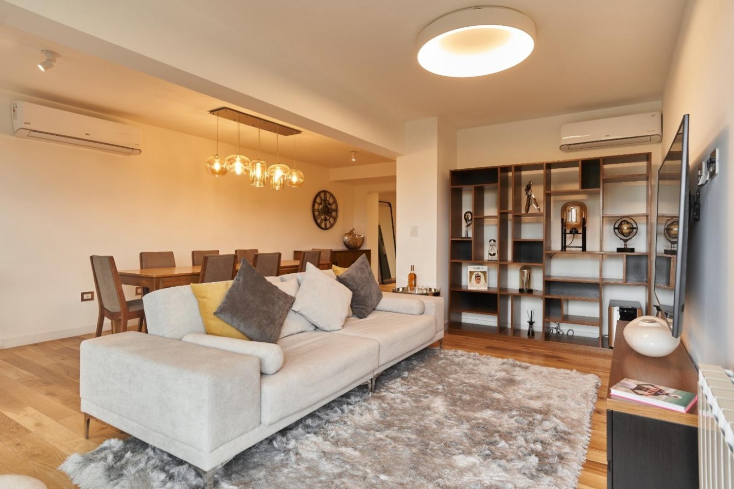 VENTA - Piso exclusivo. Dos dormitorios.  Vista franca al rio.  Amplio balcon corrido.  Amenities. Cochera.  BARRIO MARTIN. ENTREGA INMEDIATA