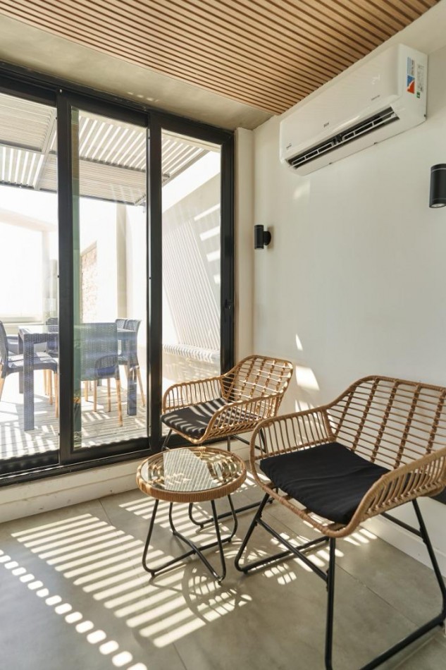 VENTA - Piso exclusivo. Dos dormitorios.  Vista franca al rio.  Amplio balcon corrido.  Amenities. Cochera.  BARRIO MARTIN. ENTREGA INMEDIATA