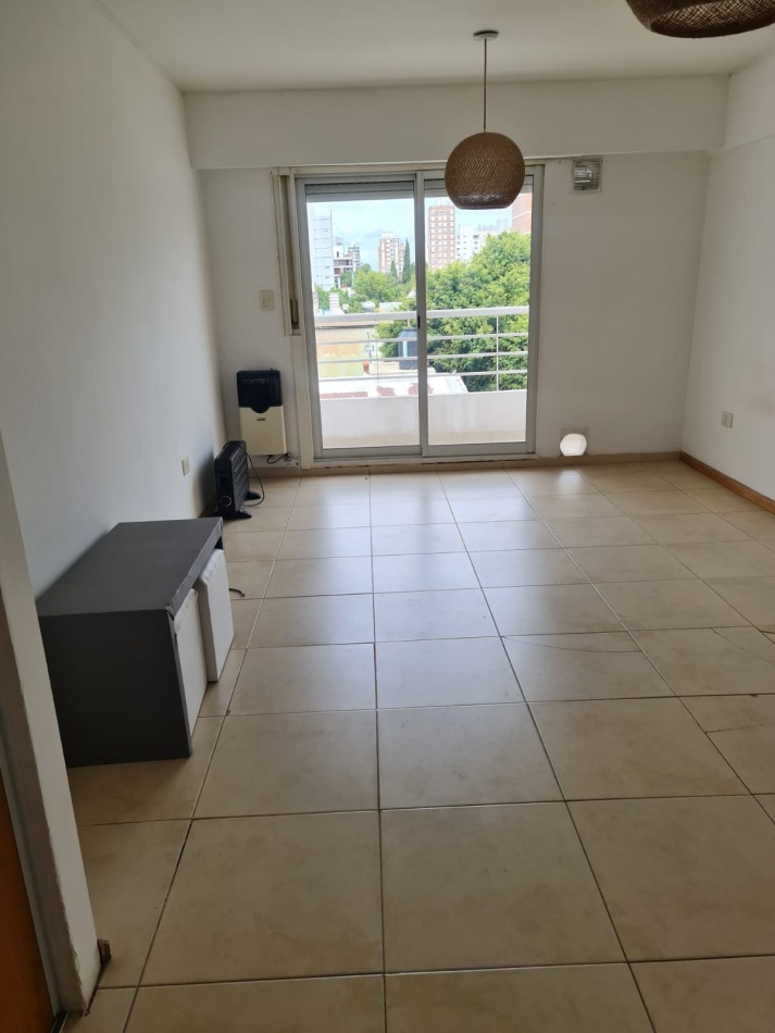 En venta. Oportunidad amplio monoambiente con balcon. Rioja 3227