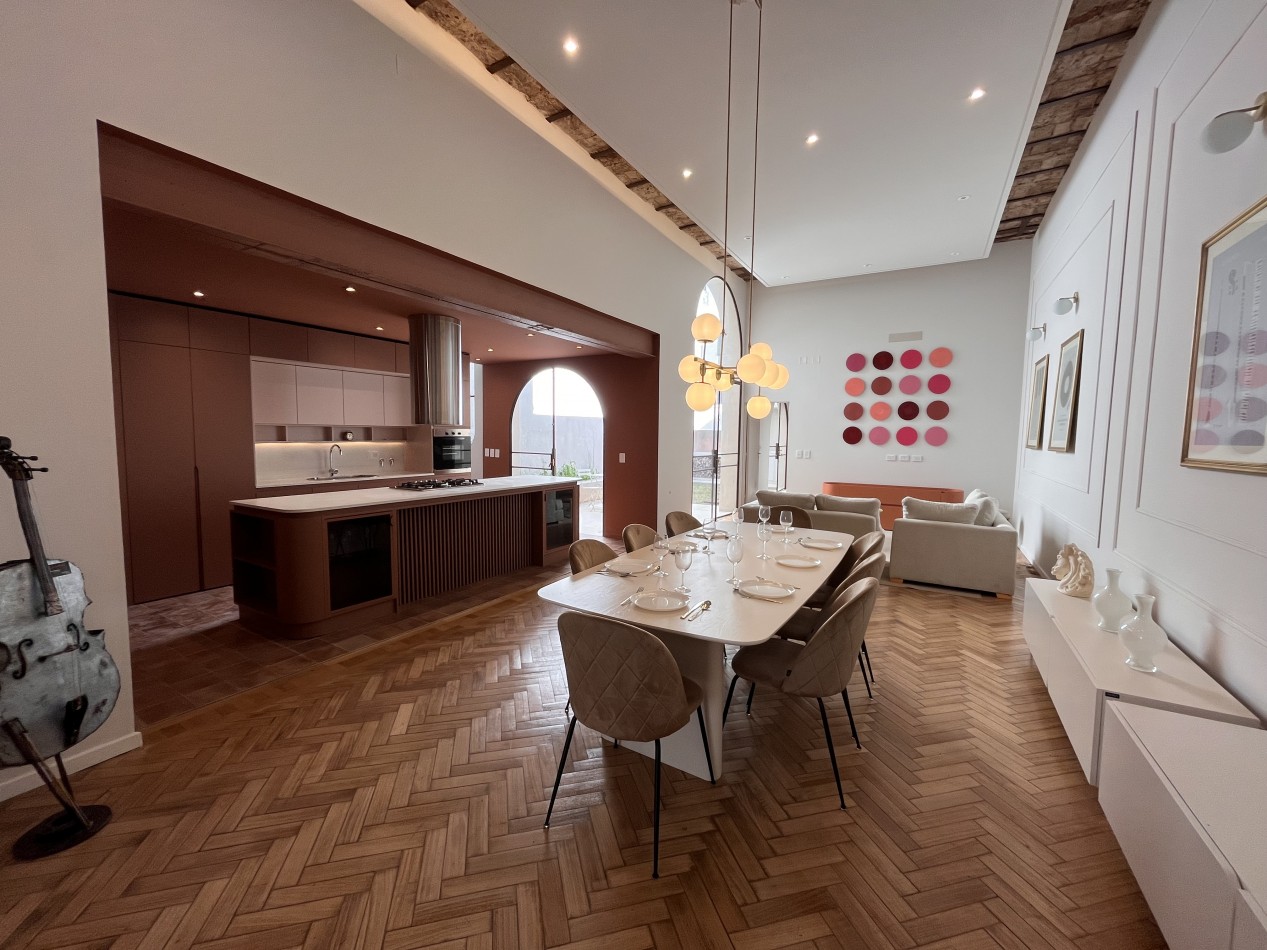 Espectacular Casa de diseño, reciclada. 4 dormitorios, patio con parrillero, terraza con piscina, cochera - Abasto