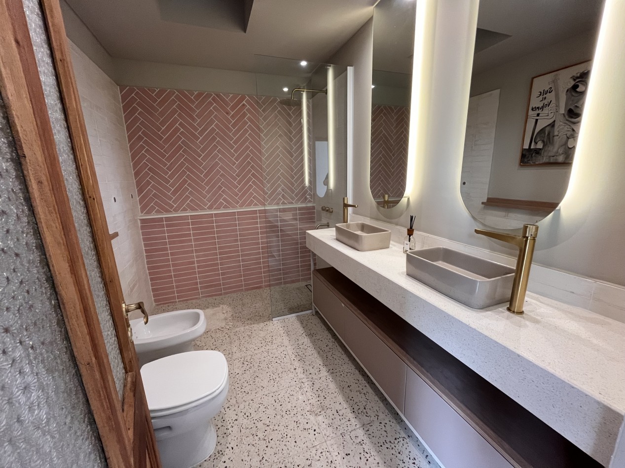 Espectacular Casa de diseño, reciclada. 4 dormitorios, patio con parrillero, terraza con piscina, cochera - Abasto