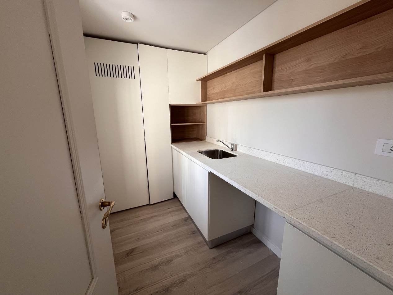 Espectacular Casa de diseño, reciclada. 4 dormitorios, patio con parrillero, terraza con piscina, cochera - Abasto