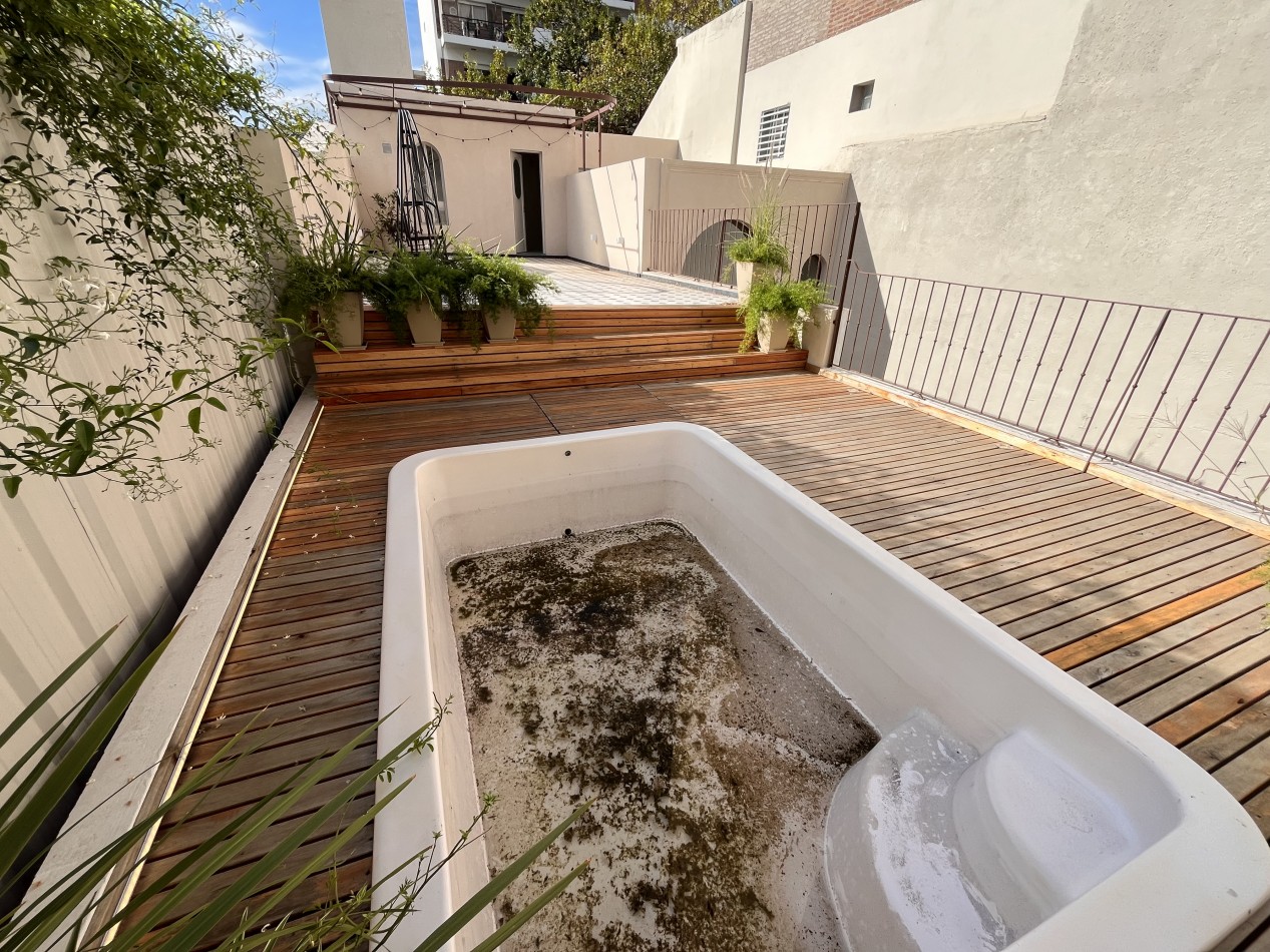 Espectacular Casa de diseño, reciclada. 4 dormitorios, patio con parrillero, terraza con piscina, cochera - Abasto