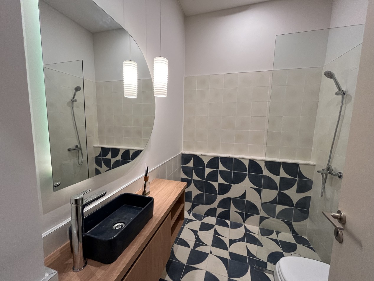 Casa remodelada, 2 dormitorios, patio - Echesortu