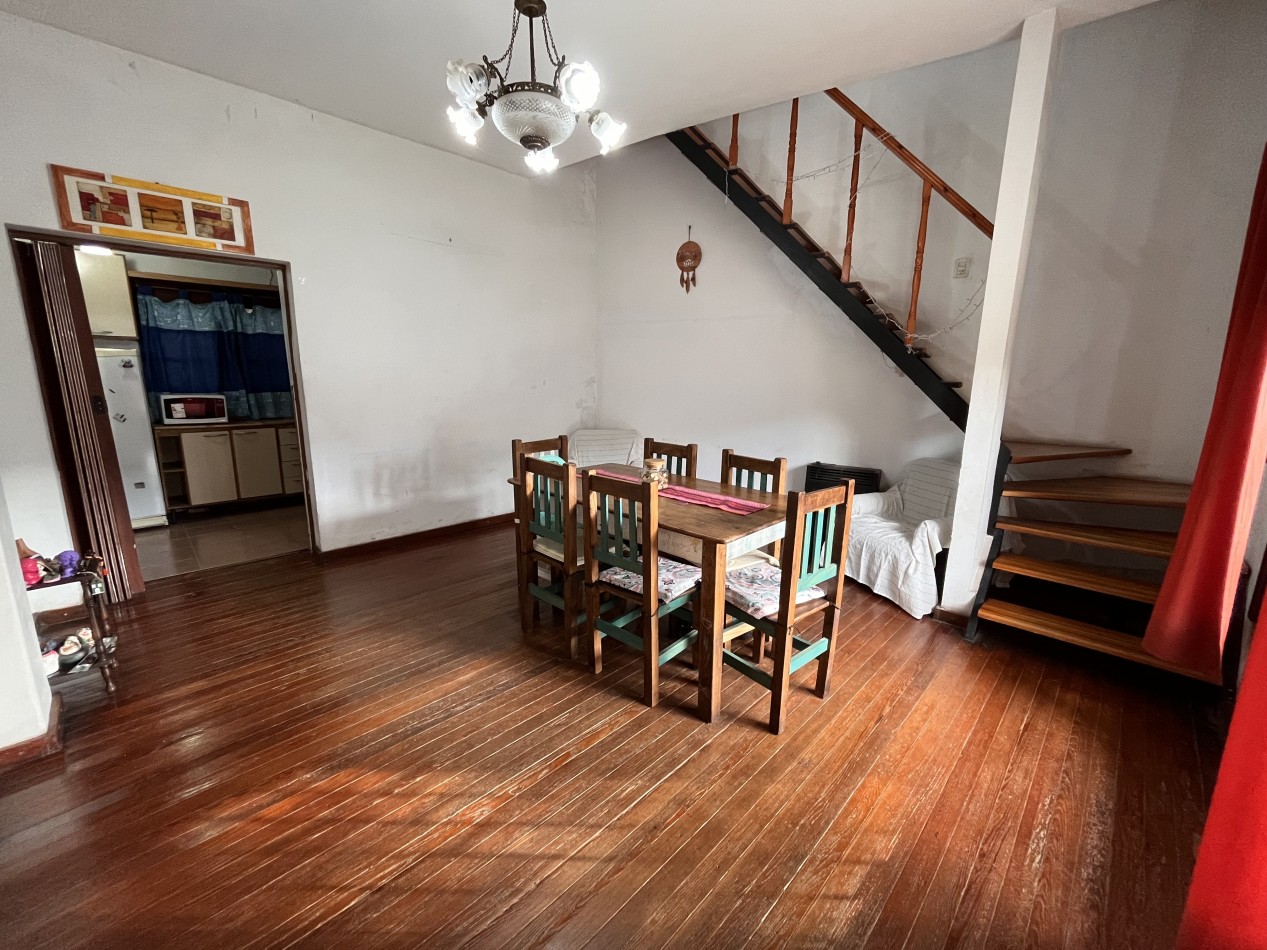 Interesante CASA en dos plantas, 4 dormitorios, patio, terraza - BELLA VISTA