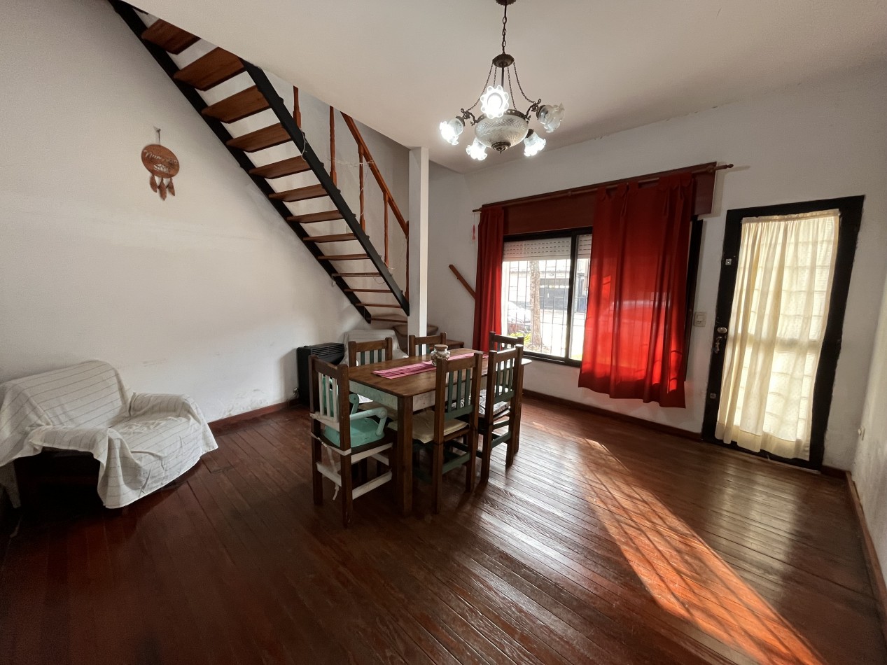 Interesante CASA en dos plantas, 4 dormitorios, patio, terraza - BELLA VISTA