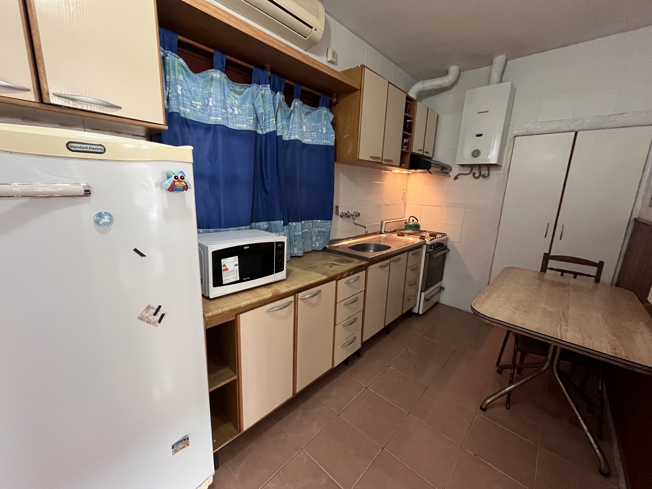 Interesante CASA en dos plantas, 4 dormitorios, patio, terraza - BELLA VISTA