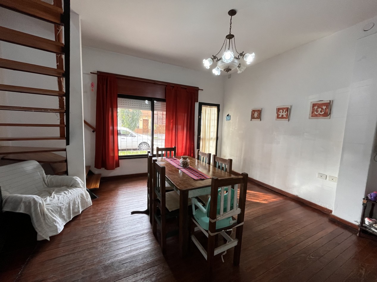 Interesante CASA en dos plantas, 4 dormitorios, patio, terraza - BELLA VISTA