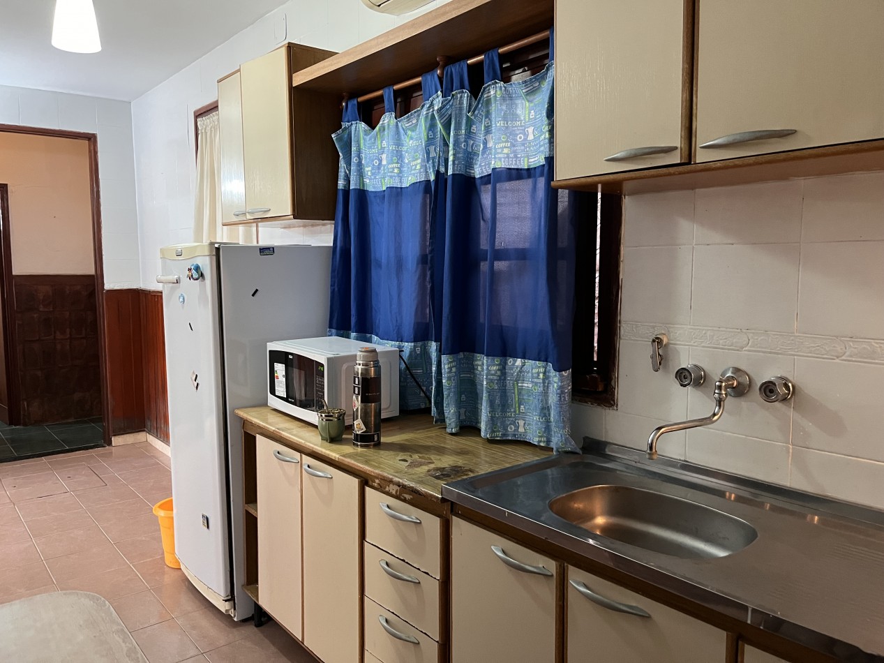 Interesante CASA en dos plantas, 4 dormitorios, patio, terraza - BELLA VISTA