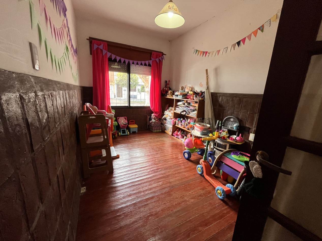 Interesante CASA en dos plantas, 4 dormitorios, patio, terraza - BELLA VISTA