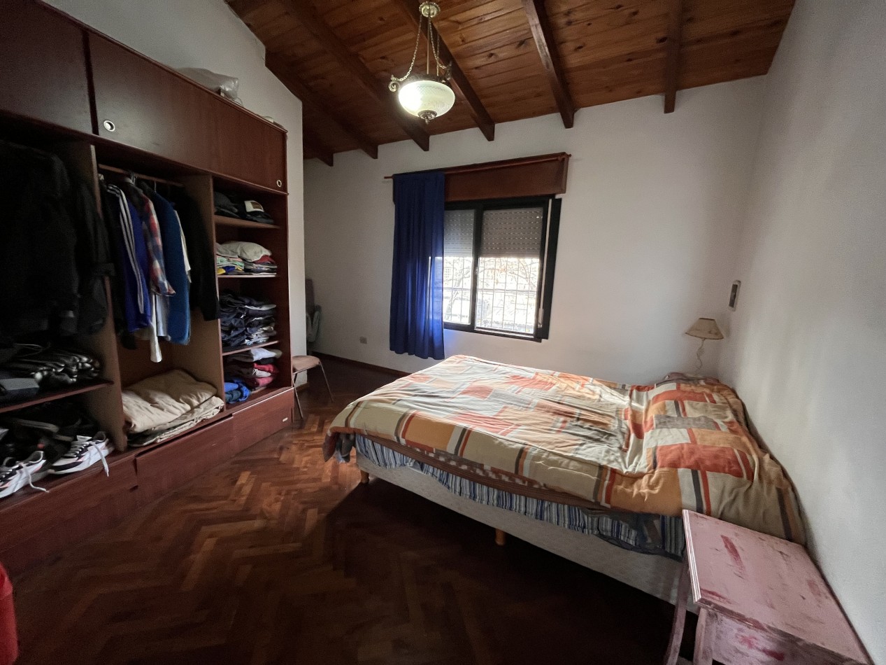 Interesante CASA en dos plantas, 4 dormitorios, patio, terraza - BELLA VISTA