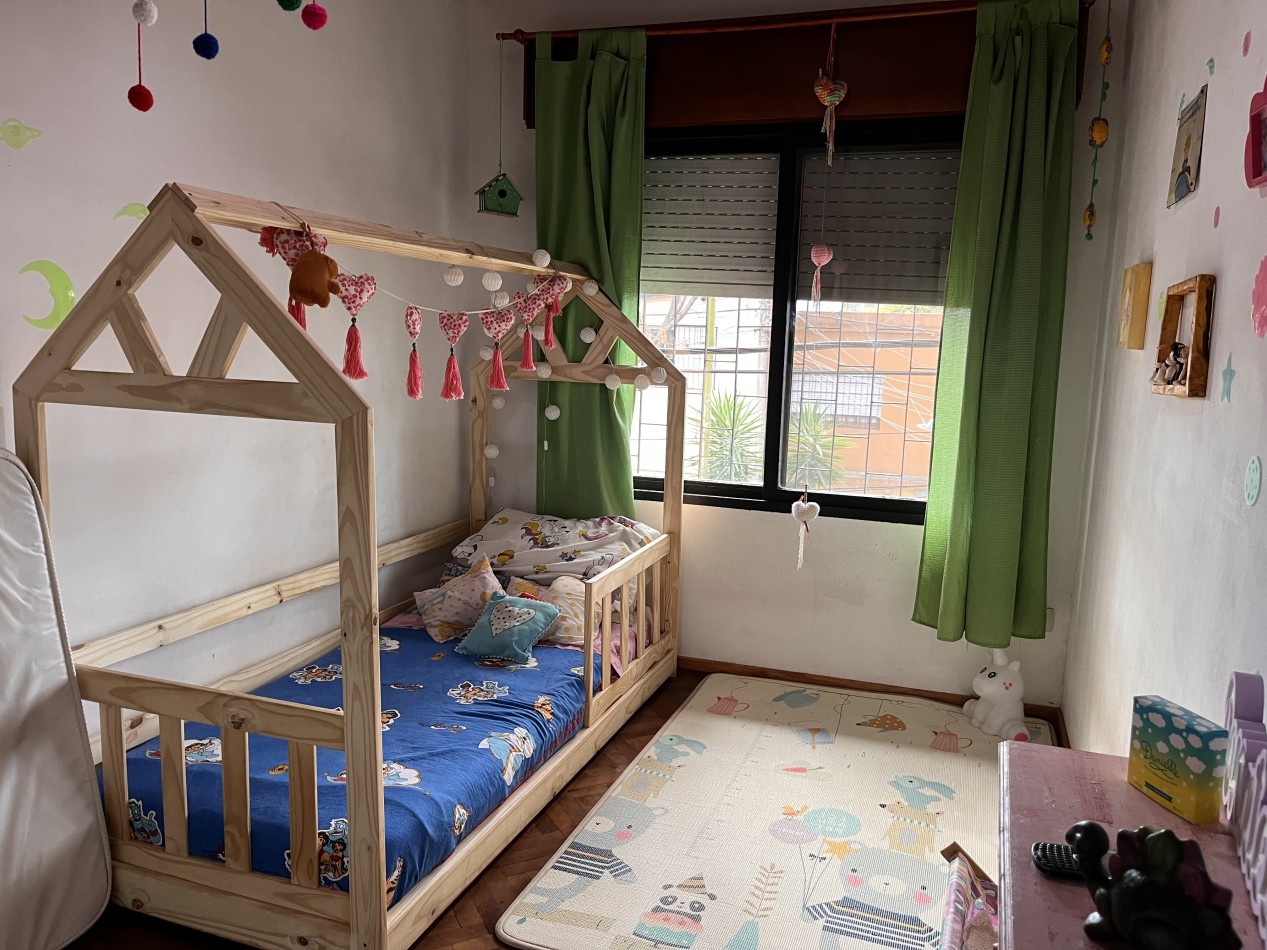 Interesante CASA en dos plantas, 4 dormitorios, patio, terraza - BELLA VISTA