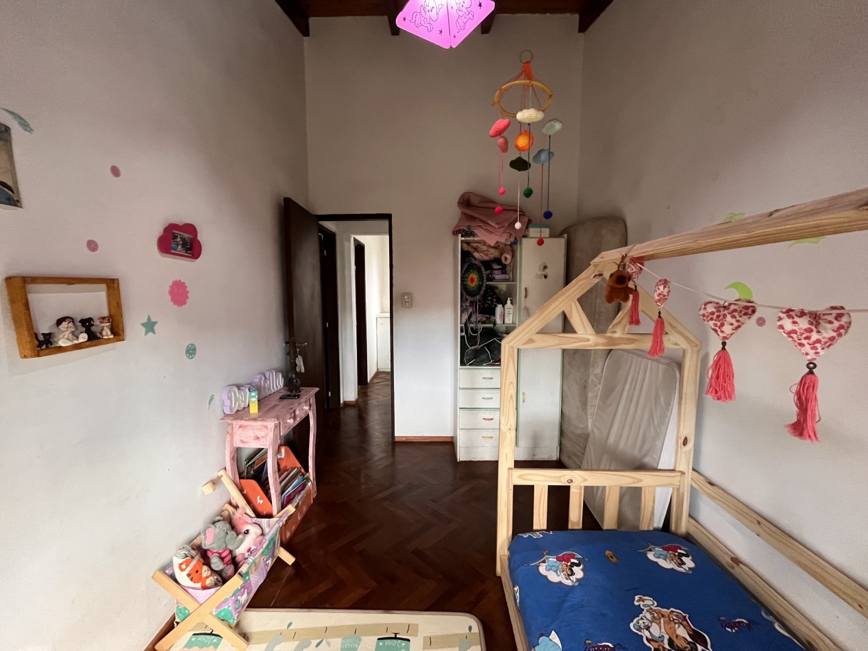 Interesante CASA en dos plantas, 4 dormitorios, patio, terraza - BELLA VISTA