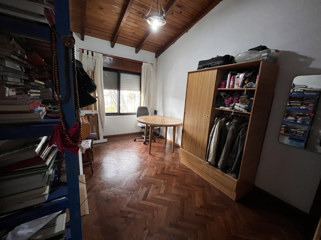 Interesante CASA en dos plantas, 4 dormitorios, patio, terraza - BELLA VISTA