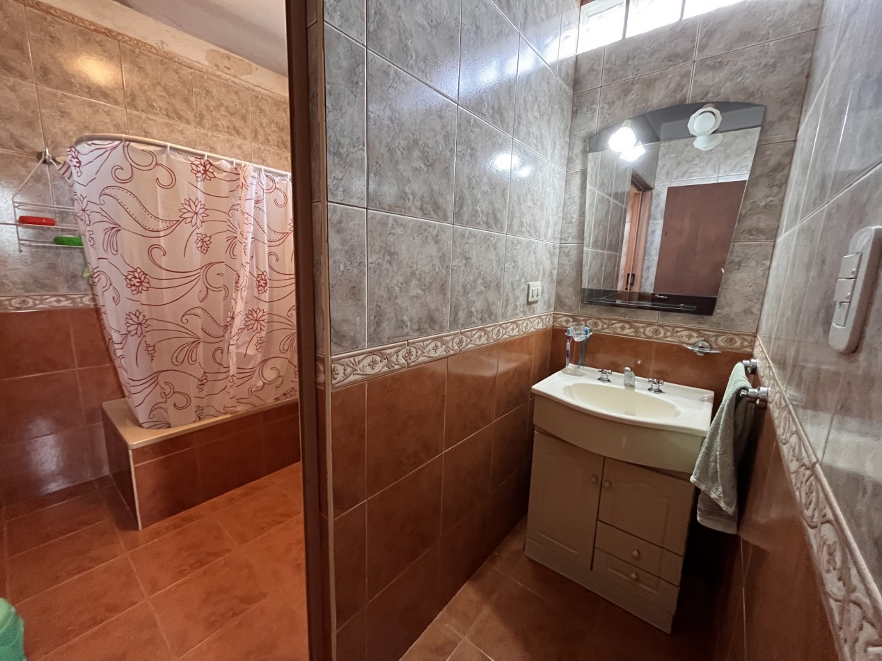 Interesante CASA en dos plantas, 4 dormitorios, patio, terraza - BELLA VISTA