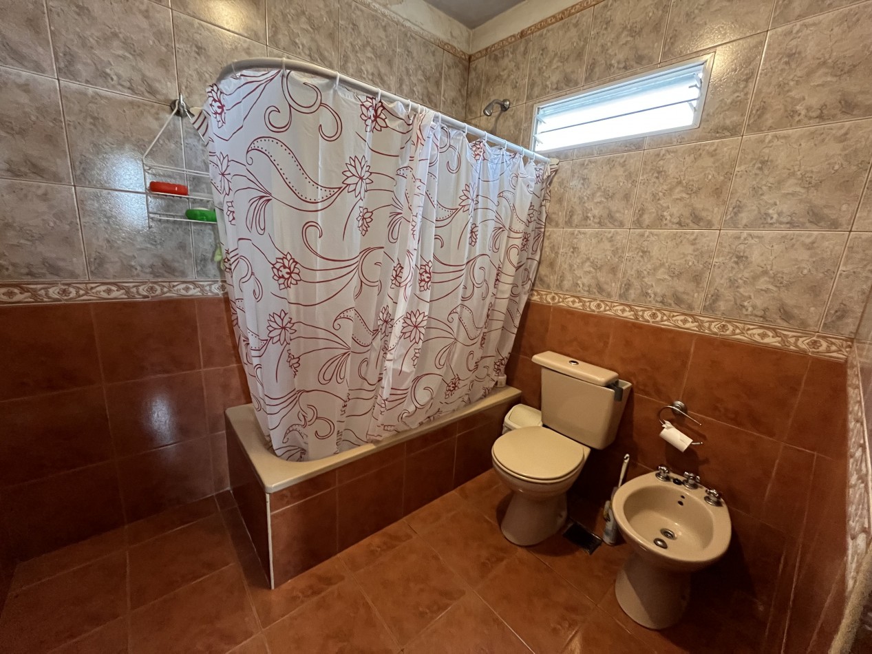 Interesante CASA en dos plantas, 4 dormitorios, patio, terraza - BELLA VISTA