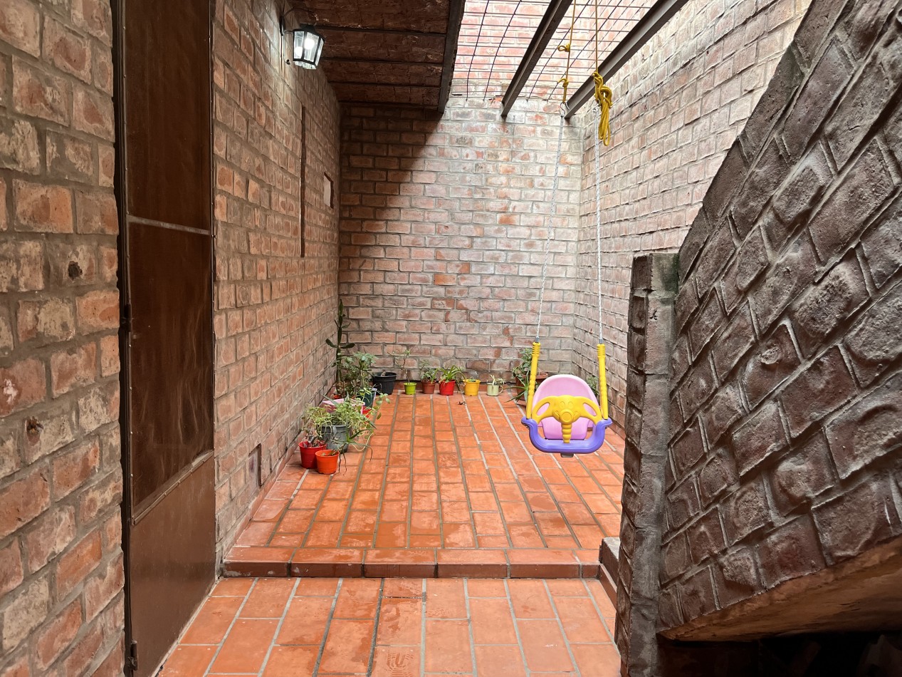 Interesante CASA en dos plantas, 4 dormitorios, patio, terraza - BELLA VISTA