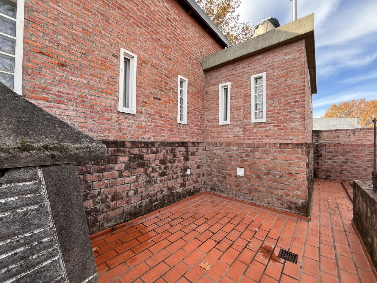 Interesante CASA en dos plantas, 4 dormitorios, patio, terraza - BELLA VISTA