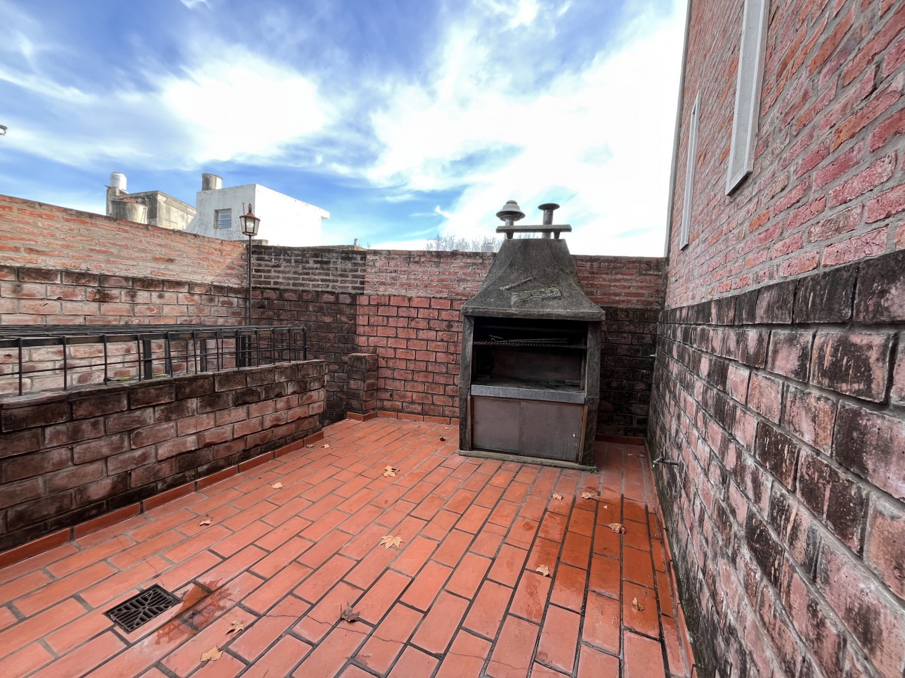 Interesante CASA en dos plantas, 4 dormitorios, patio, terraza - BELLA VISTA