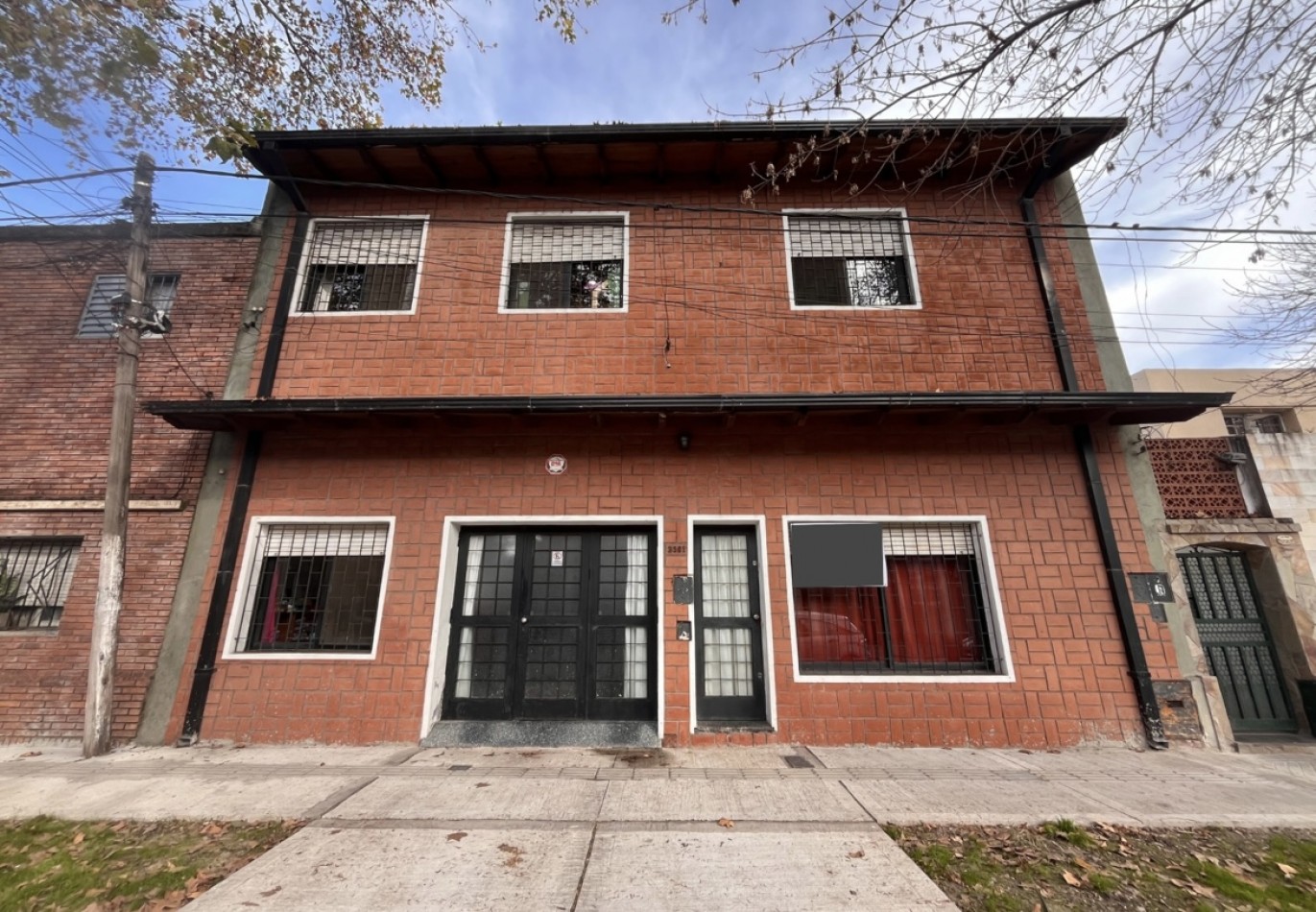 Interesante CASA en dos plantas, 4 dormitorios, patio, terraza - BELLA VISTA