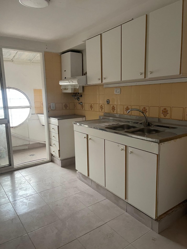 Excelente Oportunidad en Barrio Martin: 2 Dormitorios, Balcon a la Calle 