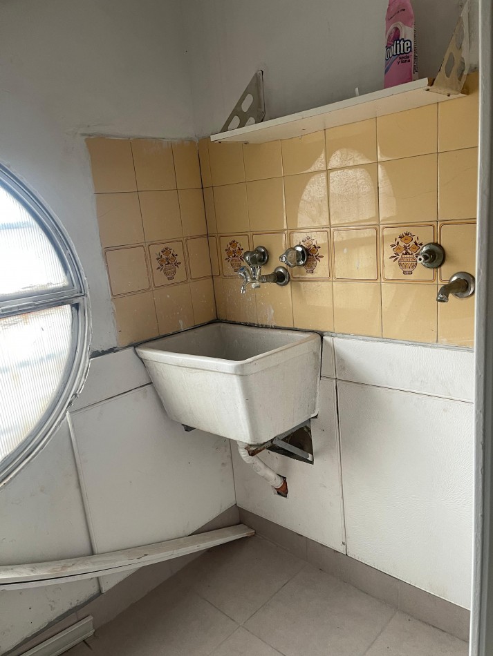 Excelente Oportunidad en Barrio Martin: 2 Dormitorios, Balcon a la Calle 