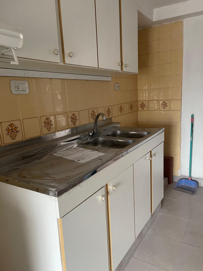 Excelente Oportunidad en Barrio Martin: 2 Dormitorios, Balcon a la Calle 