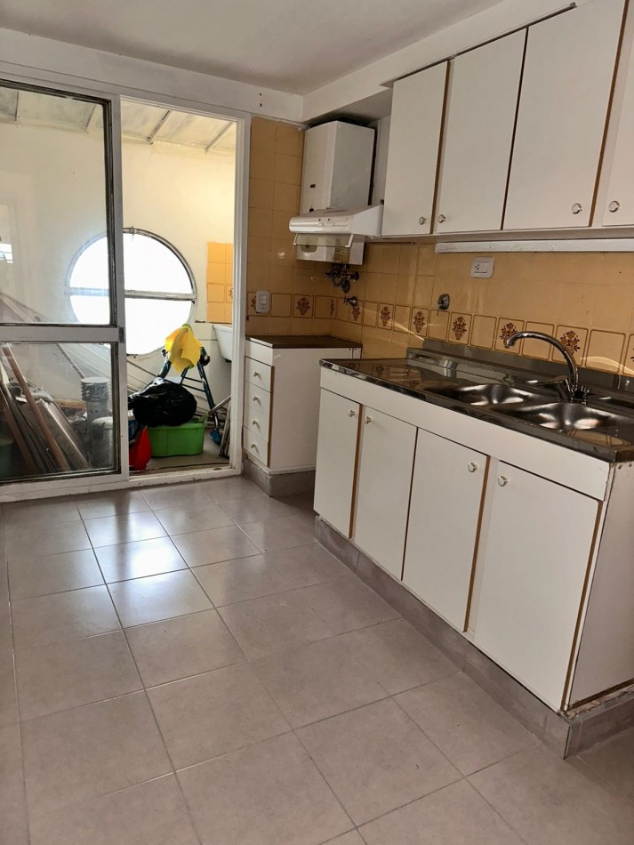 Excelente Oportunidad en Barrio Martin: 2 Dormitorios, Balcon a la Calle 