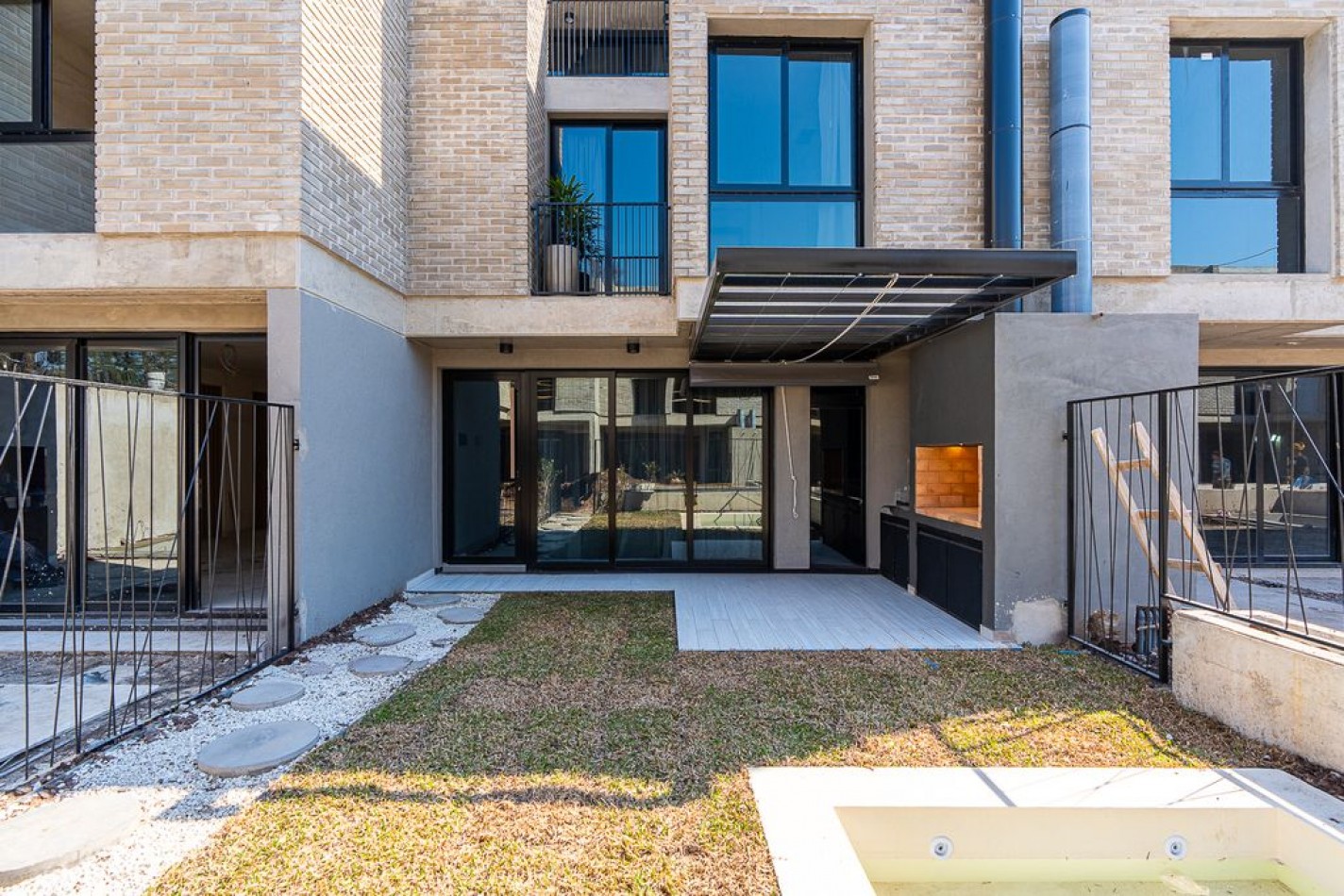 VENTA Casa 4 dormitorios con piscina, jardin, parrillero - FISHERTON - Proyecto en construccion. FINANCIACION