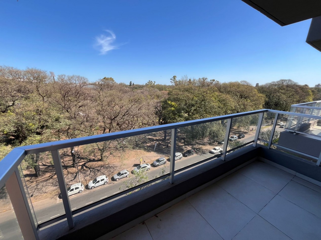 VENTA DEPARTAMENTO SEMIPISO 2 DORMITORIOS - Patio, balcon frente al parque Independencia - Av. Pellegrini 2632