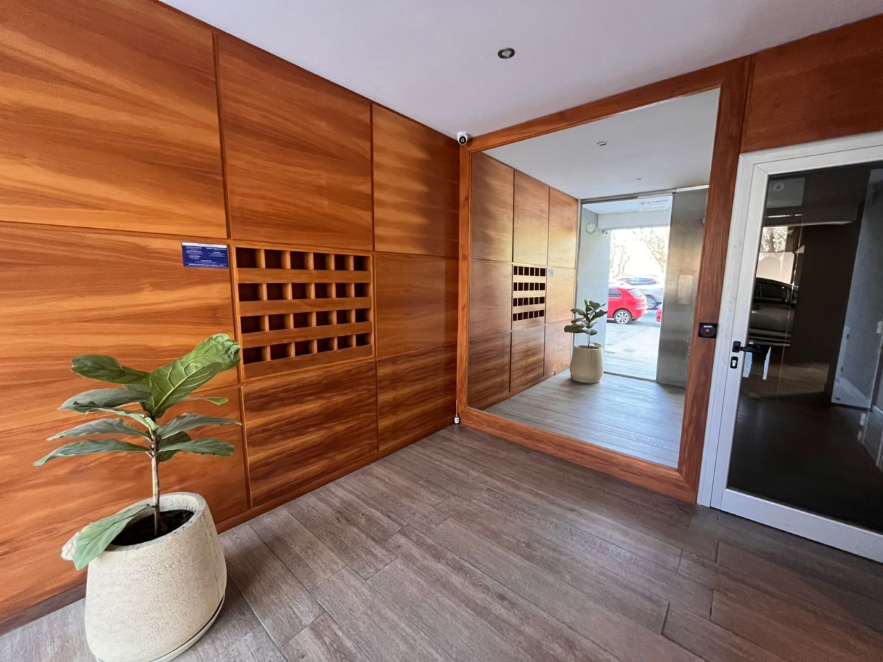 VENTA DEPARTAMENTO SEMIPISO 2 DORMITORIOS - Patio, balcon frente al parque Independencia - Av. Pellegrini 2632